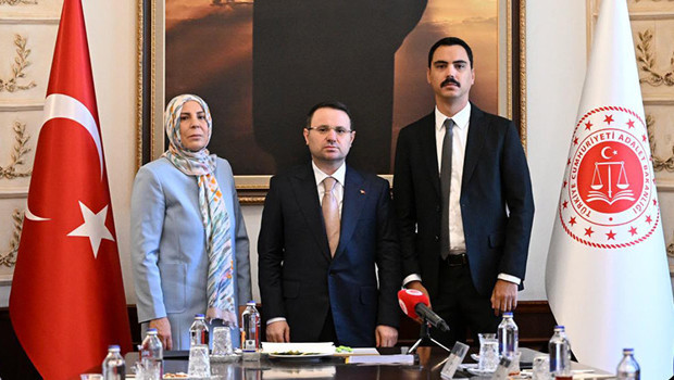 Adalet Bakanı Akın Gürlek, Muhsin Yazıcıoğlu’nun eşi ve oğlunu kabul etti: Bu cinayeti çözmek bizim boynumuzun borcu